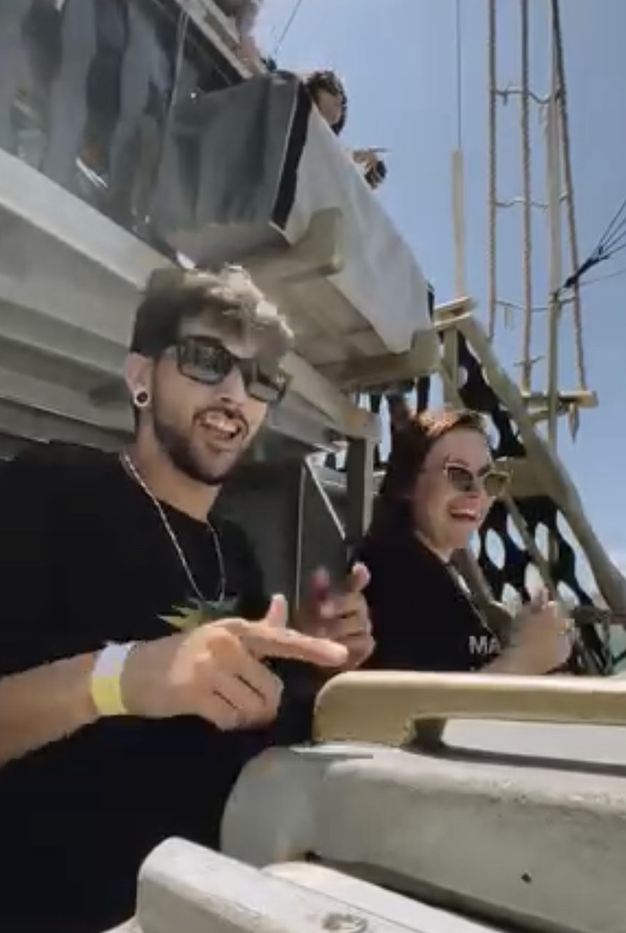 Grupo animado durante o passeio de barco