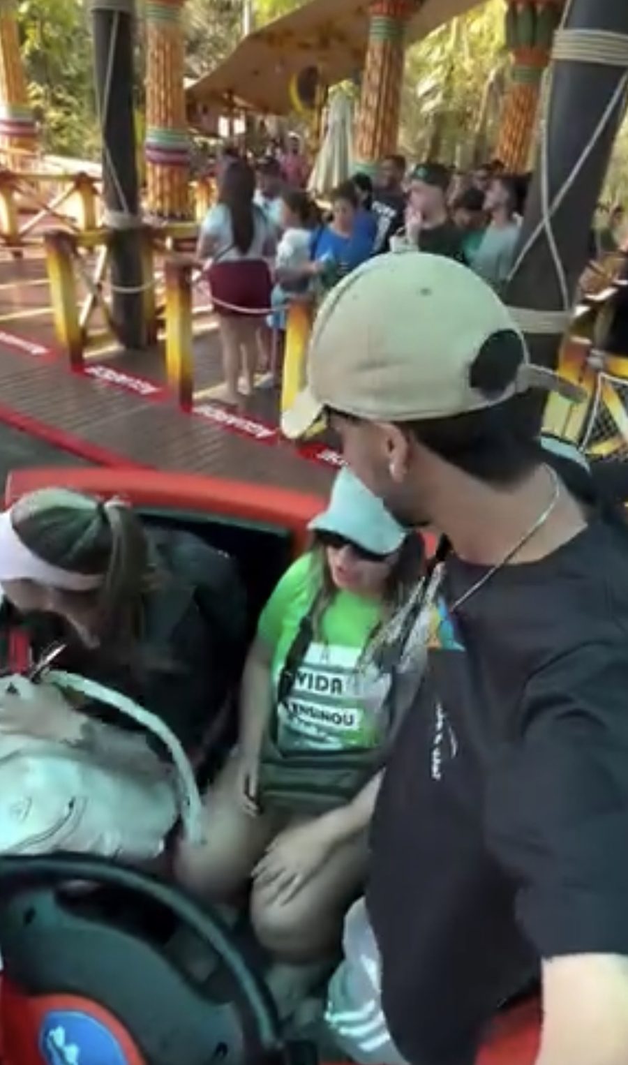 Monitor acompanhando as crianças na fila de um brinquedo do parque